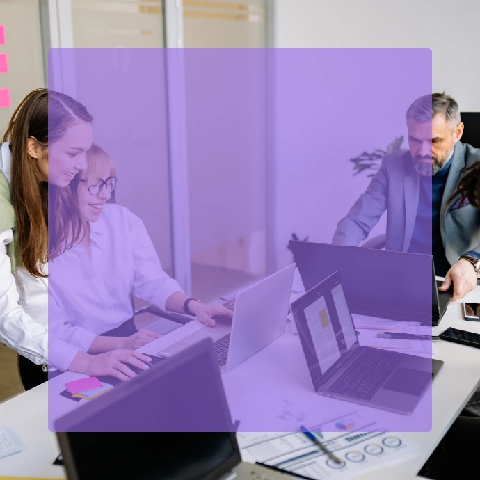 Team in ufficio durante una riunione: politiche di conciliazione vita-lavoro e benessere organizzativo (UNI/PdR 192:2026)